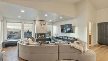 Een smart-tv, een open haard en boeken