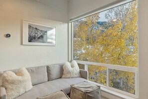 Smart TV, fireplace, books - 16person. 10 BD, Dual Hot Tub. 20 min to Ski Resorts (Sandy)