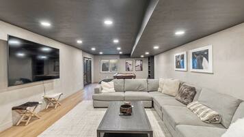 Una Smart TV, una chimenea, libros