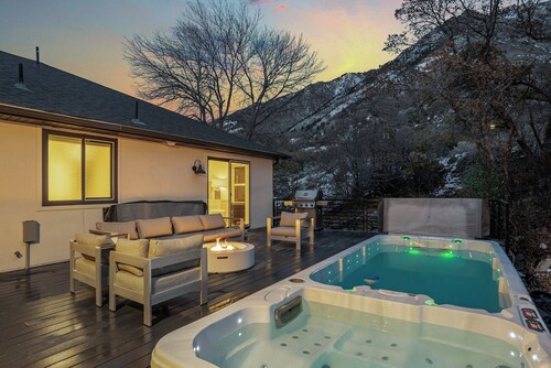 16person. 10 BD, Dual Hot Tub. 20 min to Ski Resorts