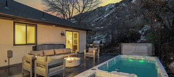 16person. 10 BD, Dual Hot Tub. 20 min to Ski Resorts