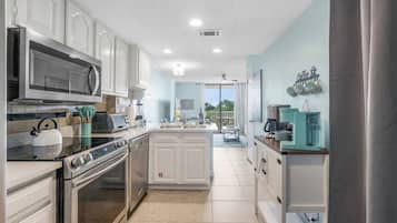 Een koelkast, een magnetron, een oven, een kookplaat