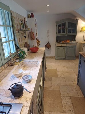 Kjøleskap, ovn, kokeplater og oppvaskmaskin