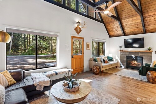 Luxury A-Frame with Hot Tub! 15 Mins to Stevens Pass - Misty Mt. Haus