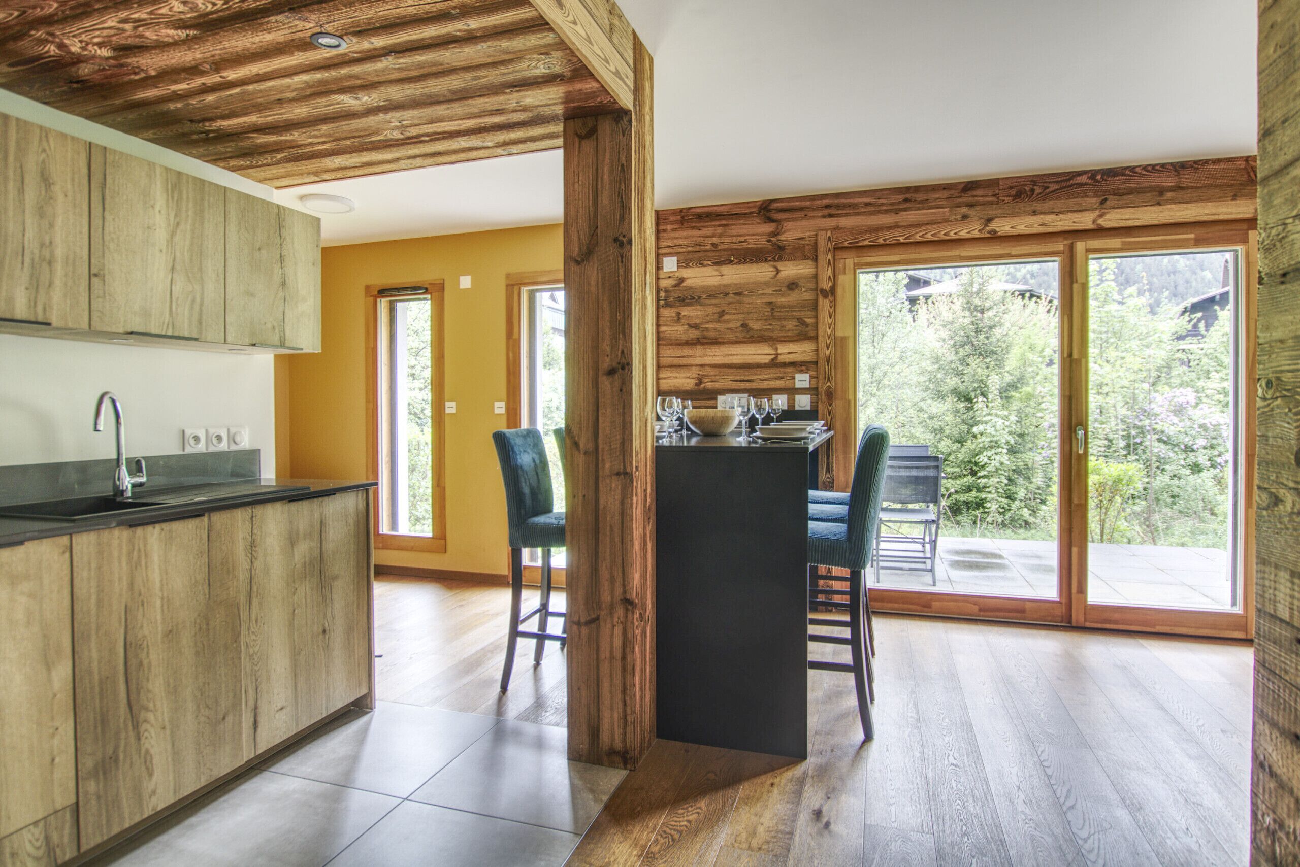 Kühlschrank, Ofen, Geschirrspüler, Wasserkocher mit Kaffee-/Teezubehör