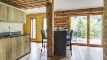 Fridge, oven, dishwasher, coffee/tea maker