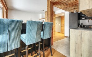 Unclassified image, 2 of 20, button