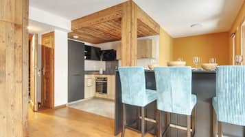 Jääkaappi, uuni, astianpesukone, kahvin-/teenkeitin