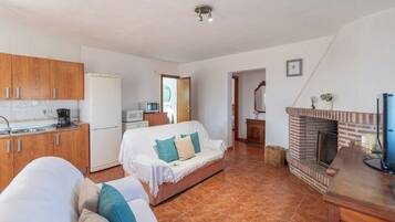 Een televisie en een open haard