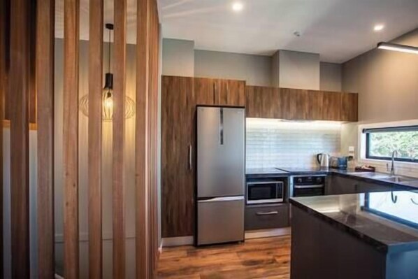 Een koelkast, een magnetron, een oven, een kookplaat