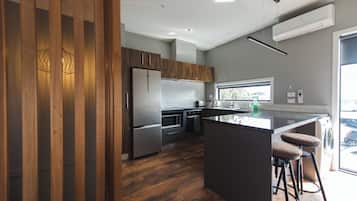 Een koelkast, een microgolfoven, een oven, een kookplaat