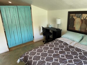 2 bedrooms, desk, iron/ironing board, free WiFi
