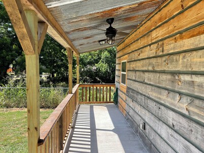 Charming 2-bedroom cabin with AC and WiFi in serene Wanette