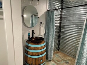 Douche, sèche-cheveux, serviettes fournies, savon