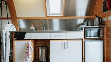 Coffee/tea maker, fridge, microwave, stovetop