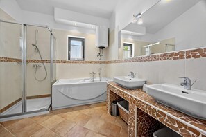 Villa | Badeværelse | Hårtørrer