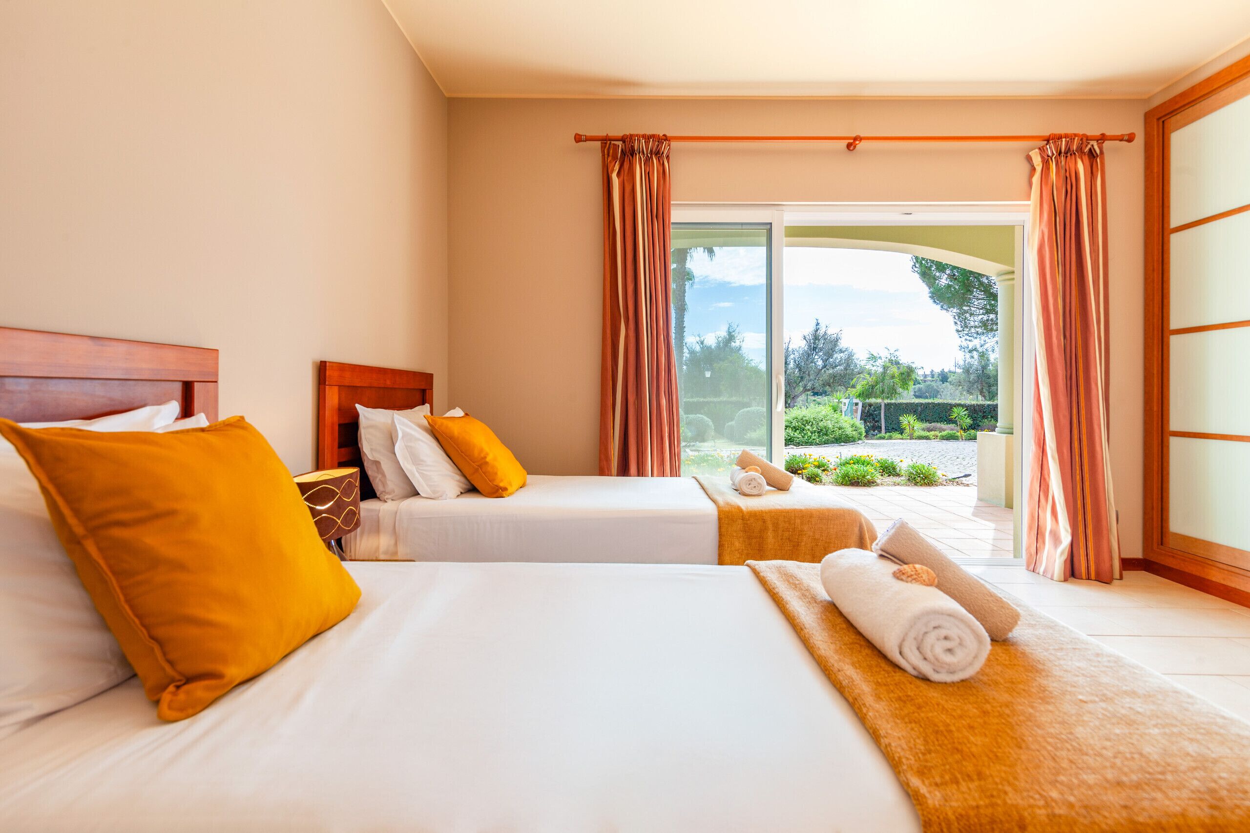 4 slaapkamers, een strijkplank/strijkijzer, gratis wifi, beddengoed