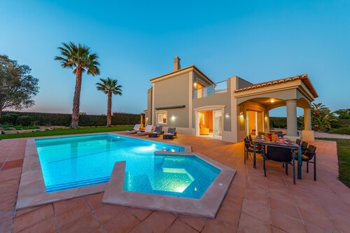 Villa w/ Heatable Pool & Built-in Jacuzzi