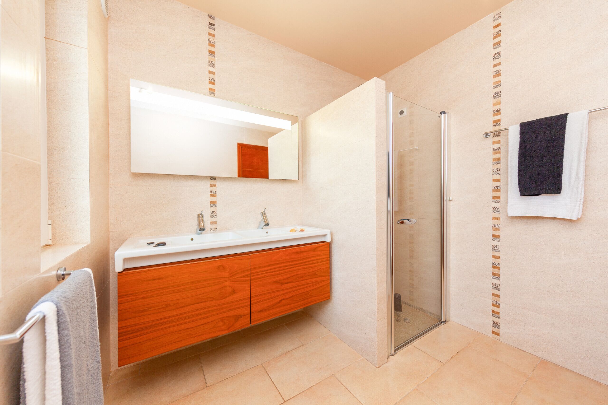 Dusche, Haartrockner, Handtücher