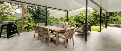 تناول الطعام بالخارج