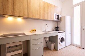 Kjøleskap, mikrobølgeovn, ovn og kaffetrakter/tekoker