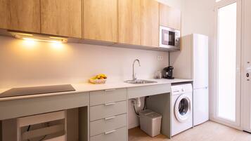 Réfrigérateur, micro-ondes, four, cafetiÚre/bouilloire