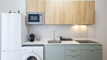 Een koelkast, een magnetron, een oven, een kookplaat