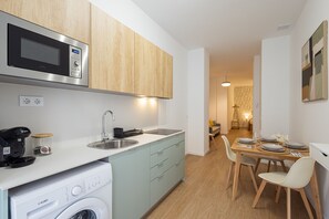 Fridge, microwave, oven, coffee/tea maker