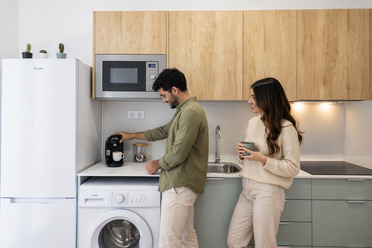 Cafetera y tetera, refrigerador, microondas y horno 