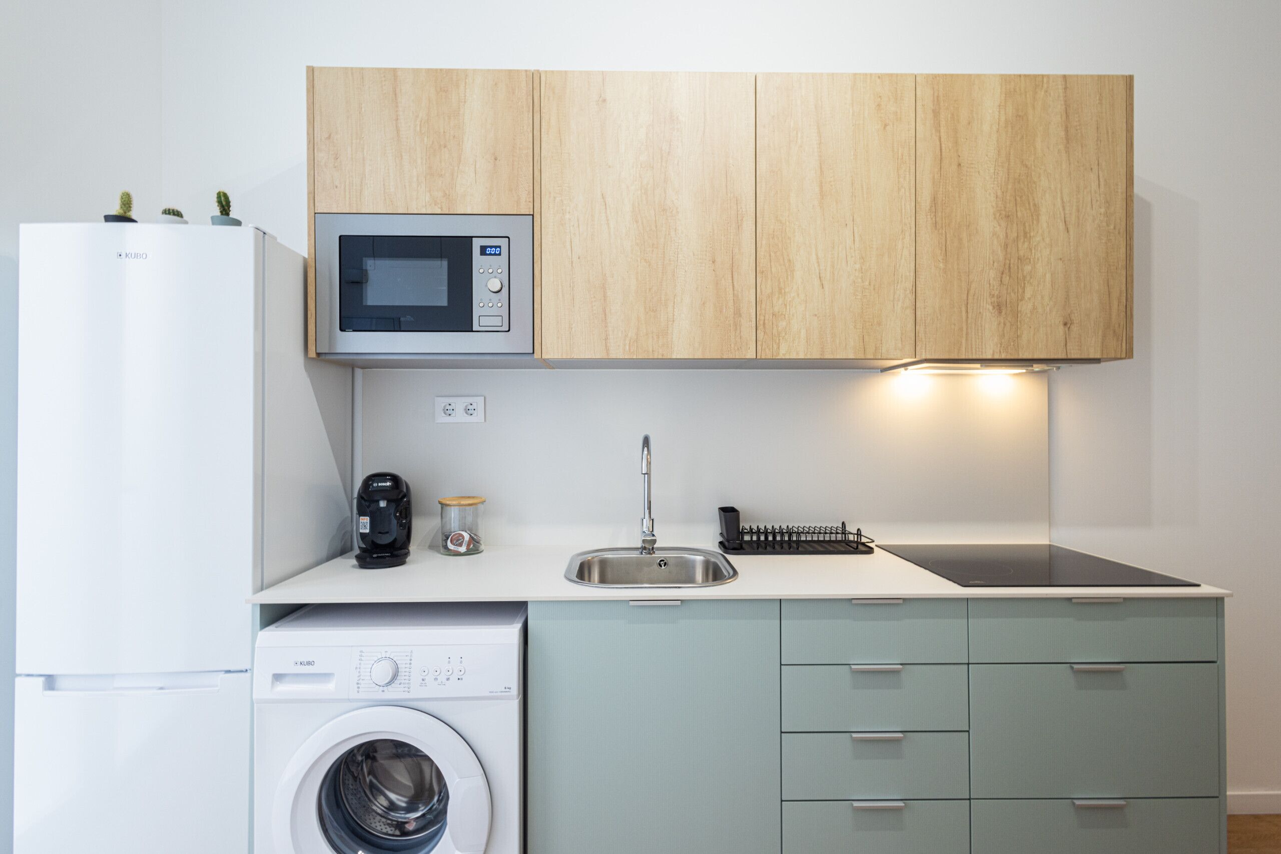 Een koelkast, een magnetron, een oven, een koffiezetapparaat/waterkoker