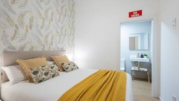 1 slaapkamer, een strijkplank/strijkijzer, gratis wifi, beddengoed