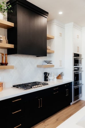 Geladeira, micro-ondas, fogão, cooktop
