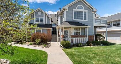 Cozy Condo Near The Foot Hills With Mountain Views with attached 2 car garage