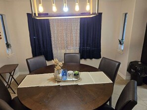 Dining - Charming 3-bedroom house in lovely McAllen with AC, WiFi, Swimming pool. (McAllen)