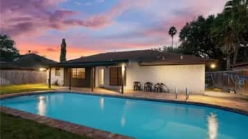 Una piscina al aire libre