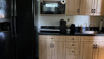 Refrigerador, microondas, cafetera y tetera y comedor