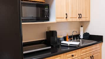 Refrigerador, microondas, cafetera y tetera y comedor