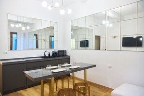 Kühlschrank, Mikrowelle, Herdplatte, Geschirrspüler