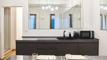 Frigorifero, microonde, piano cottura, lavastoviglie