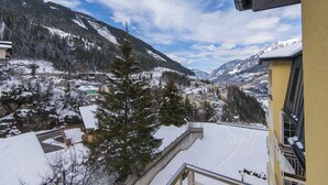 Un paisaje montañoso cubierto de nieve con edificios y árboles.