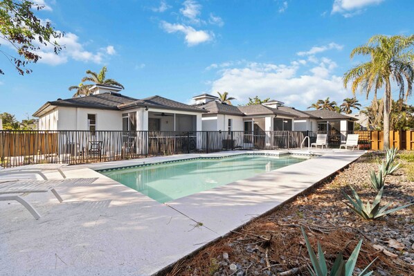 Pool - Charming 2-bedroom apartment with POOL, AC, WiFi minutes to beautiful beaches (Port Charlotte)