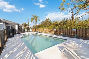 Pool - Charming 2-bedroom apartment with POOL, AC, WiFi minutes to beautiful beaches (Port Charlotte)