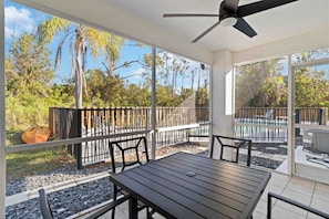 Outdoor dining - Charming 2-bedroom apartment with POOL, AC, WiFi minutes to beautiful beaches (Port Charlotte)