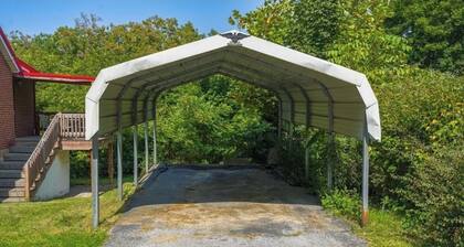 The Outlaw Lodge/Spacious 4-bedroom house in lovely Bluefield with AC, WiFi