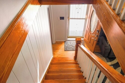 The Outlaw Lodge/Spacious 4-bedroom house in lovely Bluefield with AC, WiFi