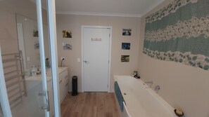 Regadera, toallas, papel de baño