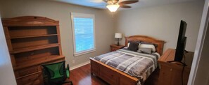 3 habitaciones, escritorio, tabla de planchar con plancha y wifi gratis