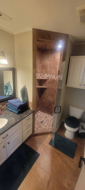 Shower, hair dryer, towels, soap - Cozy Home less than a mile away from TXST (San Marcos)