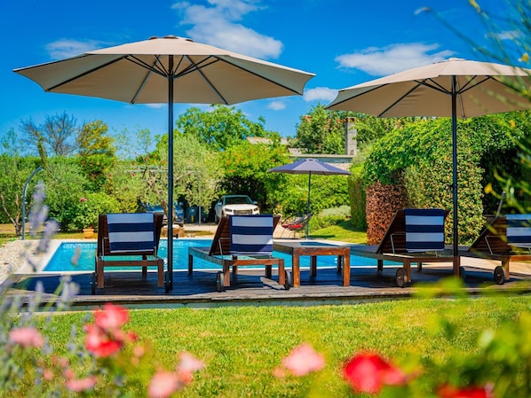 Villa | Zwembad | Een binnenzwembad en een buitenzwembad