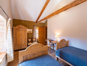 4 habitaciones y tabla de planchar con plancha